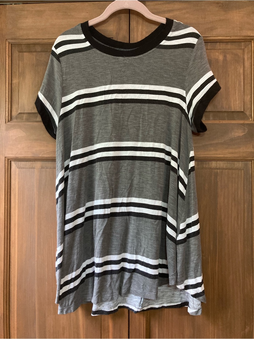 5/$15 LuLaRoe Erika Gray, Black, & White Striped SS Swing Shirt Medium